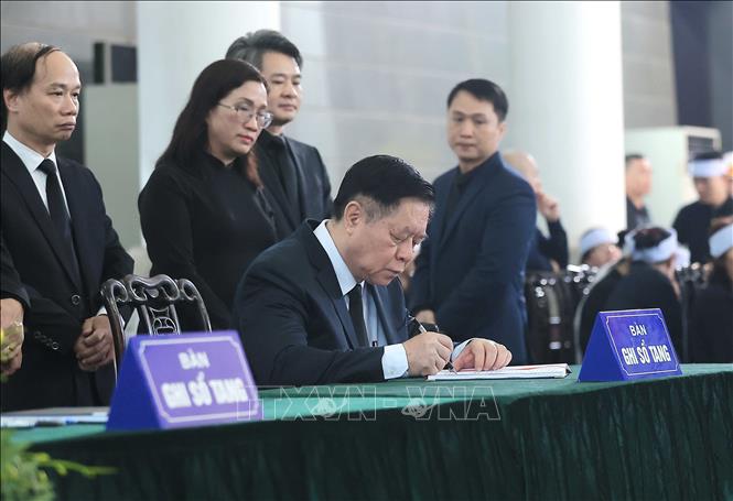 Trưởng Ban Tuyên giáo và Dân vận Trung ương Nguyễn Trọng Nghĩa ghi sổ tang tại lễ viếng nguyên Chủ tịch nước Trần Đức Lương. Ảnh: TTXVN