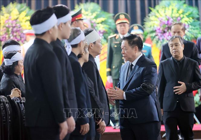 Trưởng Ban Tuyên giáo và Dân vận Trung ương Nguyễn Trọng Nghĩa chia buồn cùng tang quyến nguyên Chủ tịch nước Trần Đức Lương. Ảnh: TTXVN