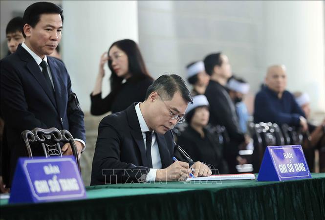 Trưởng ban Tổ chức Trung ương Lê Minh Hưng ghi sổ tang tại lễ viếng nguyên Chủ tịch nước Trần Đức Lương. Ảnh: TTXVN