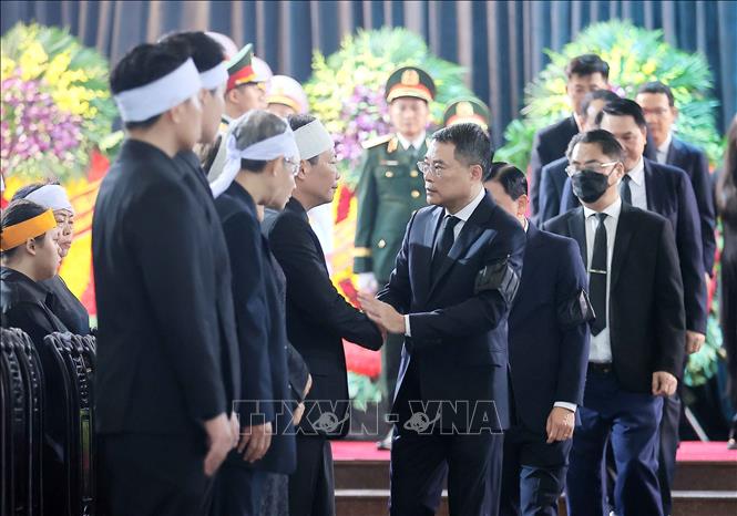 Trưởng ban Tổ chức Trung ương Lê Minh Hưng chia buồn cùng tang quyến nguyên Chủ tịch nước Trần Đức Lương. Ảnh: TTXVN