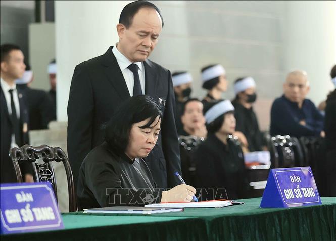 Bí thư Thành ủy Hà Nội Bùi Thị Minh Hoài ghi sổ tang tại lễ viếng nguyên Chủ tịch nước Trần Đức Lương. Ảnh: TTXVN