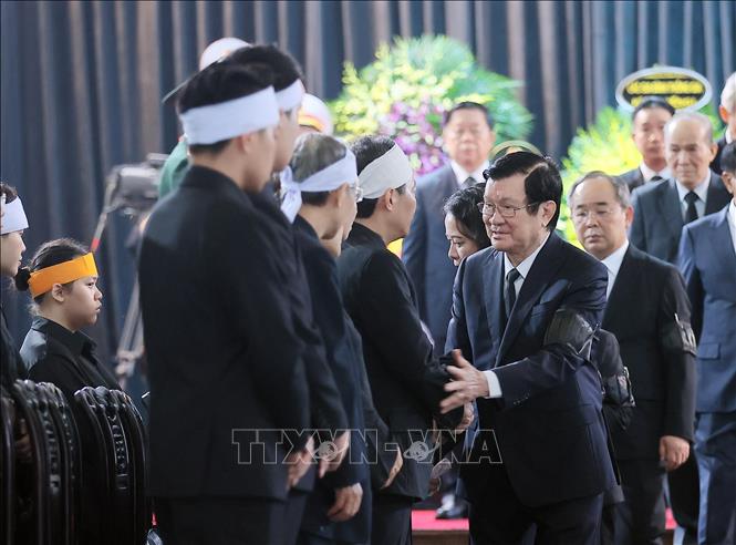 Nguyên Chủ tịch nước Trương Tấn Sang chia buồn cùng gia đình nguyên Chủ tịch Trần Đức Lương. Ảnh: TTXVN