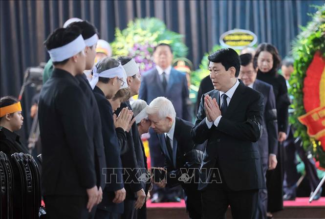 Chủ tịch nước Lương Cường chia buồn cùng gia đình nguyên Chủ tịch Trần Đức Lương. Ảnh: TTXVN