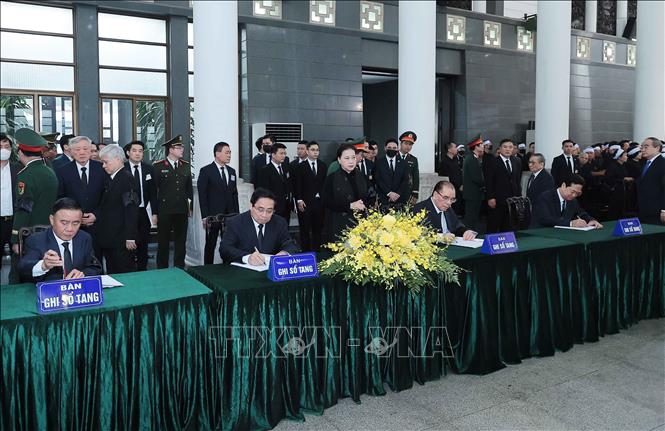 Lãnh đạo, nguyên lãnh đạo Đảng và Nhà nước ghi sổ tang. Ảnh: TTXVN