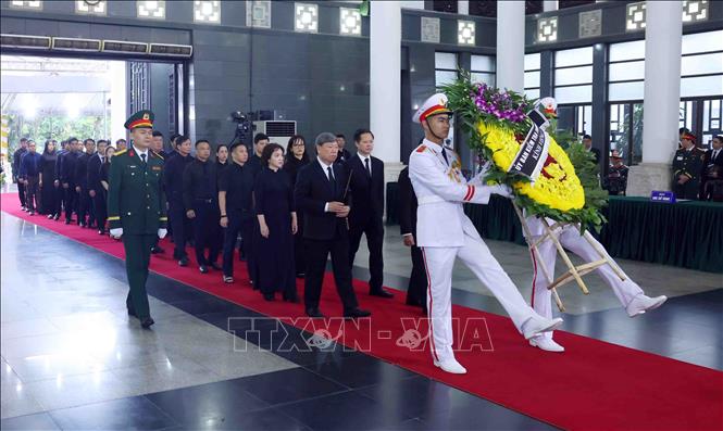 Đoàn Uỷ ban Kiểm tra Trung ương vào viếng nguyên Chủ tịch nước Trần Đức Lương. Ảnh: TTXVN