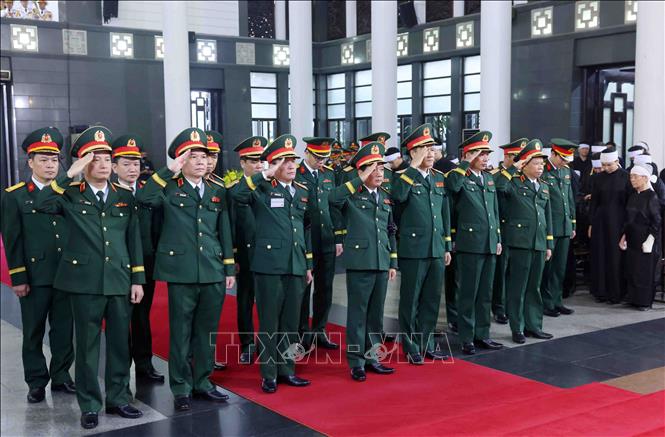 Đoàn Tổng Cục Chính trị Quân đội Nhân dân Việt Nam vào viếng nguyên Chủ tịch nước Trần Đức Lương. Ảnh: TTXVN