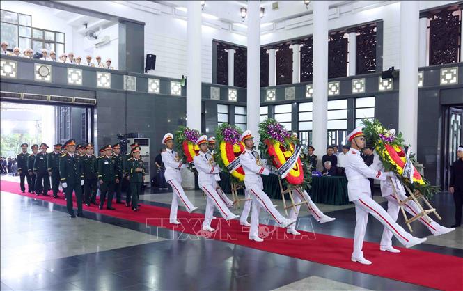 Đoàn Tổng Cục Chính trị Quân đội Nhân dân Việt Nam vào viếng nguyên Chủ tịch nước Trần Đức Lương. Ảnh: TTXVN