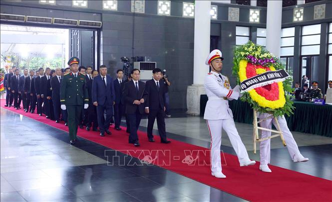 Đoàn Bộ Ngoại giao vào viếng nguyên Chủ tịch nước Trần Đức Lương. Ảnh: TTXVN