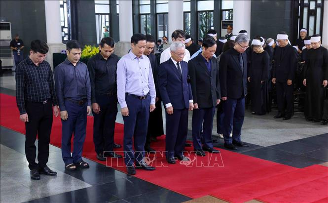 Đoàn Học viện Chính trị Quốc gia Hồ Chí Minh vào viếng nguyên Chủ tịch nước Trần Đức Lương. Ảnh: TTXVN