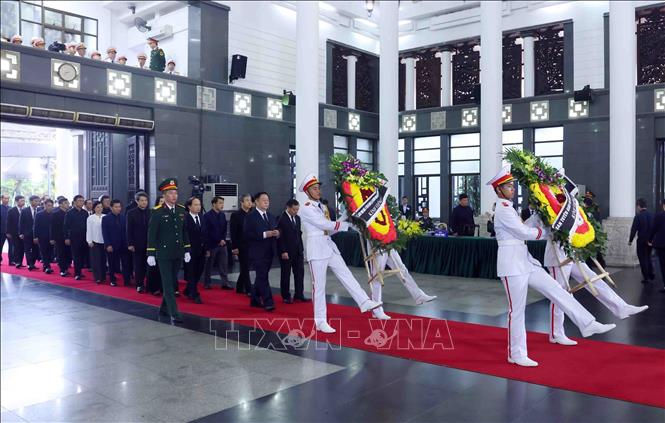 Đoàn Ban Tuyên giáo và Dân vận Trung ương vào viếng nguyên Chủ tịch nước Trần Đức Lương. Ảnh: TTXVN