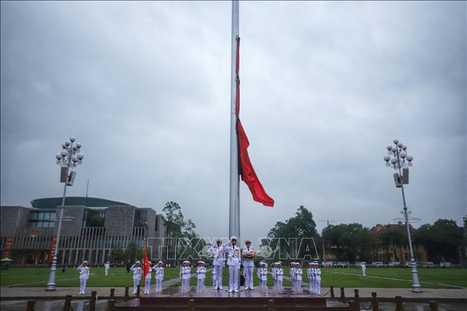 Mourning flag raised for former President Tran Duc Luong at Ba Dinh Square in Hanoi. VNA Photo: Tuấn Anh