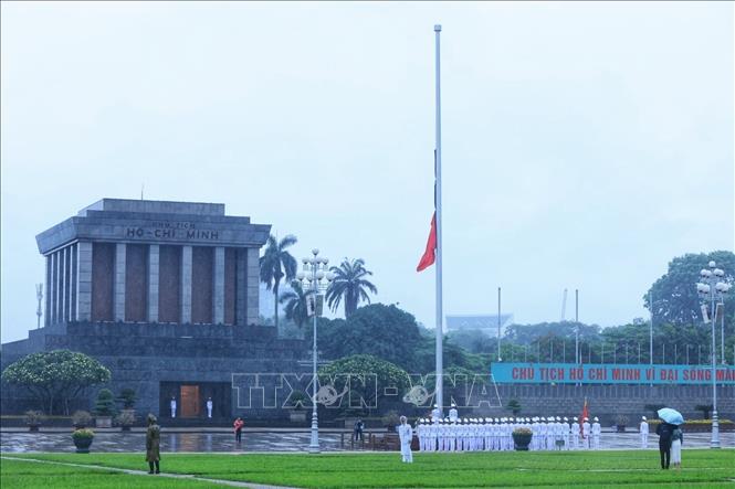 Mourning flag raised for former President Tran Duc Luong at Ba Dinh Square in Hanoi. VNA Photo: Tuấn Anh