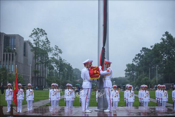 Honour guards perform the flag-lowering ceremony for the state funeral of former President 
Mourning flag raised for former President Tran Duc Luong at Ba Dinh Square in Hanoi. VNA Photo: Tuấn Anh

