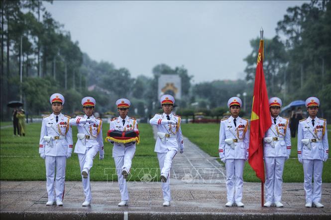 Honour guards perform the flag-lowering ceremony for the state funeral of former President 
Mourning flag raised for former President Tran Duc Luong at Ba Dinh Square in Hanoi. VNA Photo: Tuấn Anh
