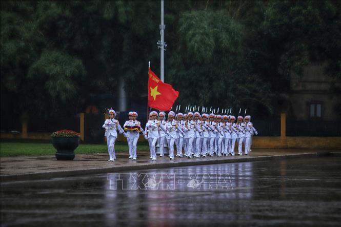 Honour guards perform the flag-lowering ceremony for the state funeral of former President 
Mourning flag raised for former President Tran Duc Luong at Ba Dinh Square in Hanoi. VNA Photo: Tuấn Anh
