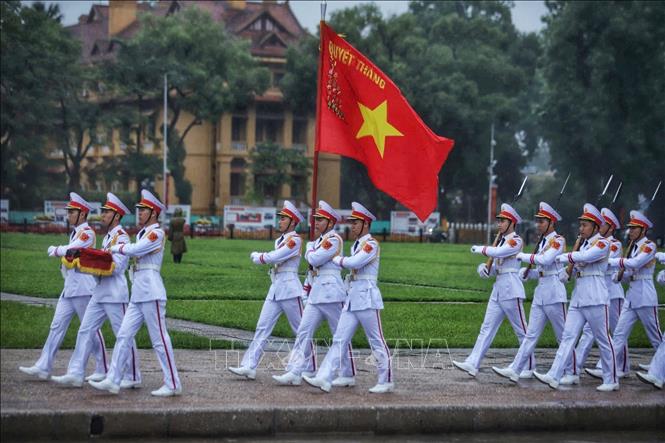 Honour guards perform the flag-lowering ceremony for the state funeral of former President 
Mourning flag raised for former President Tran Duc Luong at Ba Dinh Square in Hanoi. VNA Photo: Tuấn Anh
