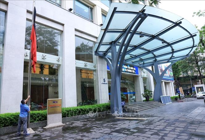 Mourning flag raised for former President Tran Duc Luong at the headquarters of the Vietnam News Agency in Hanoi. VNA Photo: Tuấn Anh
