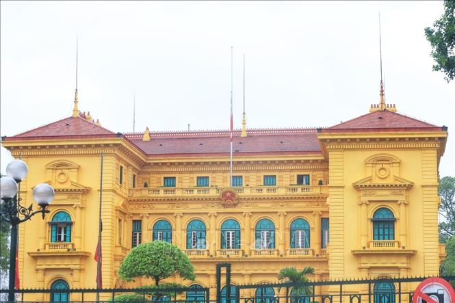 Mourning flag raised for former President Tran Duc Luong at the Presidential Palace. VNA Photo: Tuấn Anh