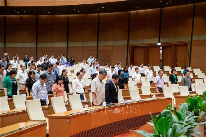 Các đại biểu Quốc hội dành một phút mặc niệm Cố Chủ tịch nước Trần Đức Lương. Ảnh: Phương Hoa - TTXVN