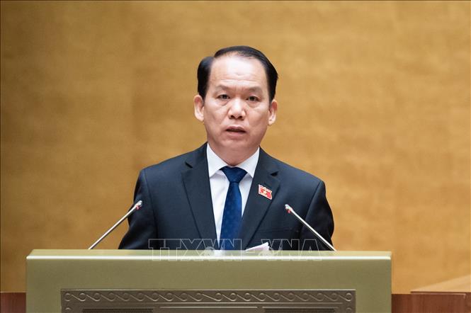 Chủ nhiệm Uỷ ban Pháp luật và Tư pháp của Quốc hội Hoàng Thanh Tùng trình bày Báo cáo thẩm tra dự án Luật Chuyển giao người đang chấp hành án phạt tù. Ảnh: Phương Hoa - TTXVN