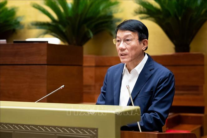 Bộ Trưởng Bộ Công an Lương Tam Quang trình bày Tờ trình dự án Luật Chuyển giao người đang chấp hành án phạt tù. Ảnh: Phương Hoa - TTXVN