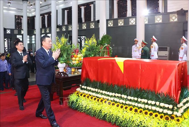 Đoàn Thanh tra Chính phủ do đồng chí Đoàn Hồng Phong, Ủy viên Trung ương Đảng, Tổng Thanh tra Chính phủ làm Trưởng đoàn, viếng nguyên Chủ tịch nước Trần Đức Lương. Ảnh: TTXVN