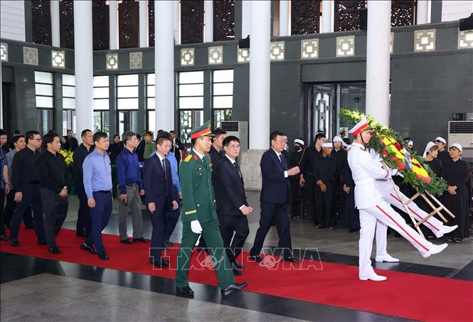 Đoàn Thanh tra Chính phủ do đồng chí Đoàn Hồng Phong, Ủy viên Trung ương Đảng, Tổng Thanh tra Chính phủ làm Trưởng đoàn, viếng nguyên Chủ tịch nước Trần Đức Lương. Ảnh: TTXVN