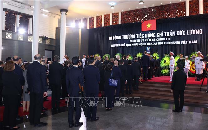 Đoàn Ngoại giao tại Hà Nội do Đại sứ Nhà nước Palestine tại Việt Nam Saadi Salama, làm Trưởng Đoàn viếng nguyên Chủ tịch nước Trần Đức Lương. Ảnh: TTXVN
