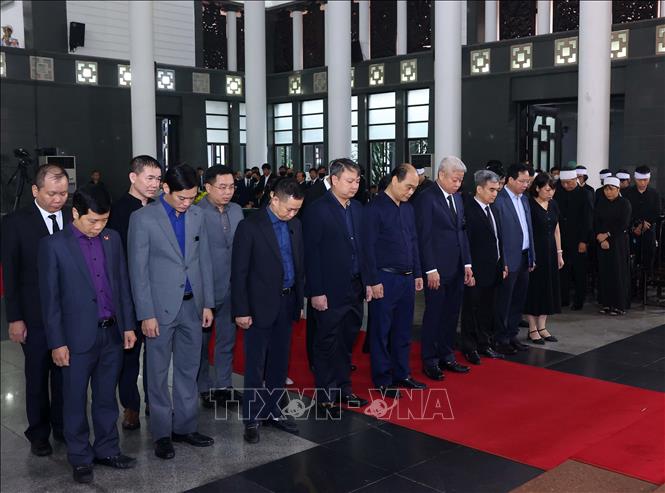 Đoàn Bộ Nội vụ viếng nguyên Chủ tịch nước Trần Đức Lương. Ảnh: TTXVN