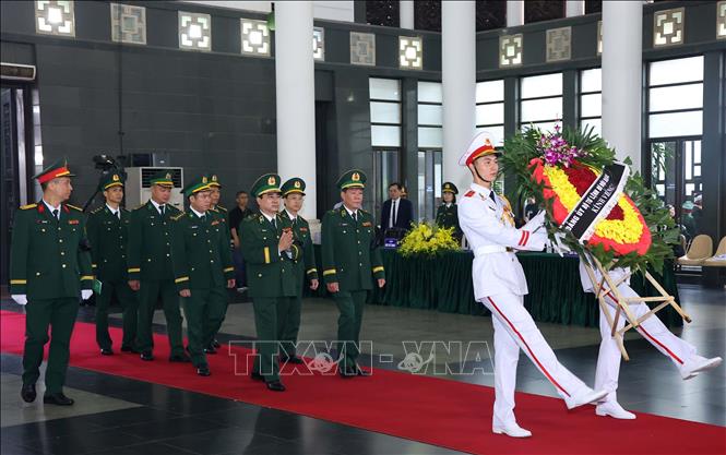 Đoàn Đảng ủy, Bộ Tư lệnh Bộ đội Biên phòng viếng nguyên Chủ tịch nước Trần Đức Lương. Ảnh: TTXVN