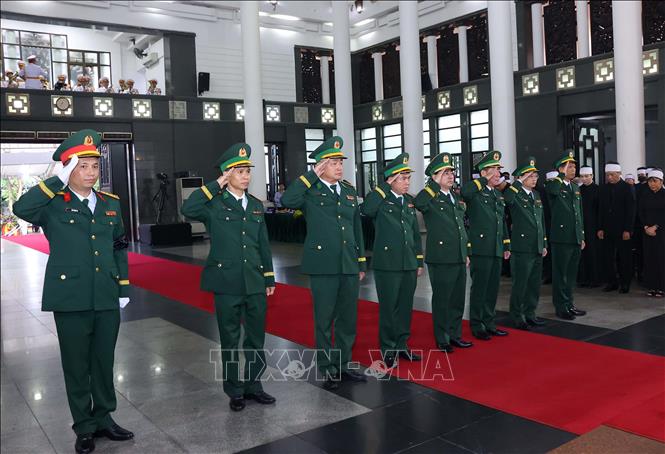 Đoàn Đảng ủy, Bộ Tư lệnh Bộ đội Biên phòng viếng nguyên Chủ tịch nước Trần Đức Lương. Ảnh: TTXVN