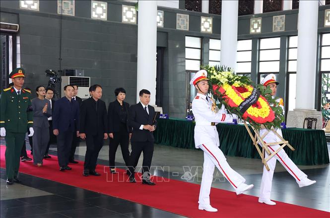 Đoàn Đảng bộ, chính quyền và đồng bào các dân tộc tỉnh Lâm Đồng viếng nguyên Chủ tịch nước Trần Đức Lương. Ảnh: TTXVN