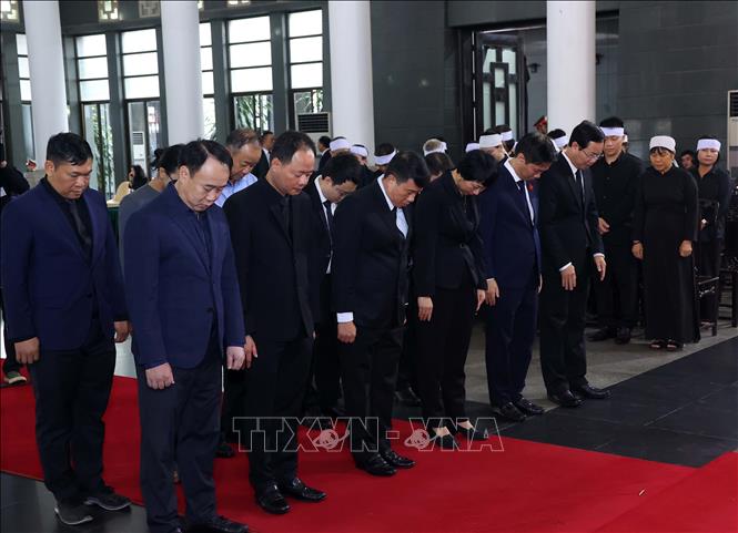 Đoàn Đảng bộ, chính quyền và đồng bào các dân tộc tỉnh Lâm Đồng viếng nguyên Chủ tịch nước Trần Đức Lương. Ảnh: TTXVN