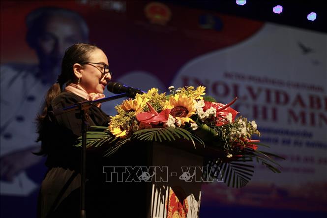 Bà Leticia Gomez, Giám đốc nhà hát Amador Bendayán phát biểu tại chương trình. Ảnh: ĐSQ cung cấp