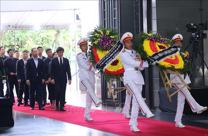 Đoàn Bộ Khoa học và Công nghệ viếng nguyên Chủ tịch nước Trần Đức Lương. Ảnh: TTXVN