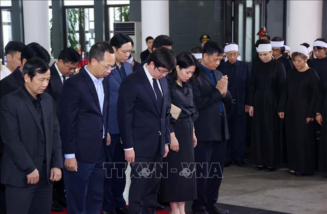 Đoàn Bộ Khoa học và Công nghệ viếng nguyên Chủ tịch nước Trần Đức Lương. Ảnh: TTXVN