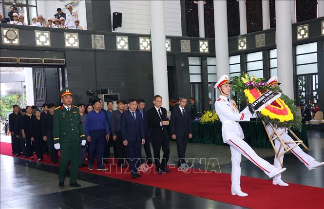 Đoàn Văn phòng Trung ương Đảng viếng nguyên Chủ tịch nước Trần Đức Lương. Ảnh: TTXVN