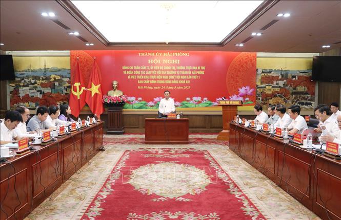 Đồng chí Trần Cẩm Tú, Ủy viên Bộ Chính trị, Thường trực Ban Bí thư làm việc với Ban Thường vụ Thành ủy Hải Phòng. Ảnh: Hoàng Ngọc - TTXVN