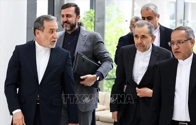 Phái đoàn của Iran, do Ngoại trưởng Abbas Araqchi (trái) dẫn đầu, tới vòng đàm phán thứ 5 với phái đoàn Mỹ tại Đại sứ quán Oman ở Rome, Italy ngày 23/5/2025. Ảnh: IRNA/TTXVN 