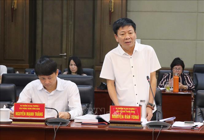 Các đồng chí trong đoàn công tác phát biểu tại buổi làm việc. Ảnh: Hoàng Ngọc - TTXVN