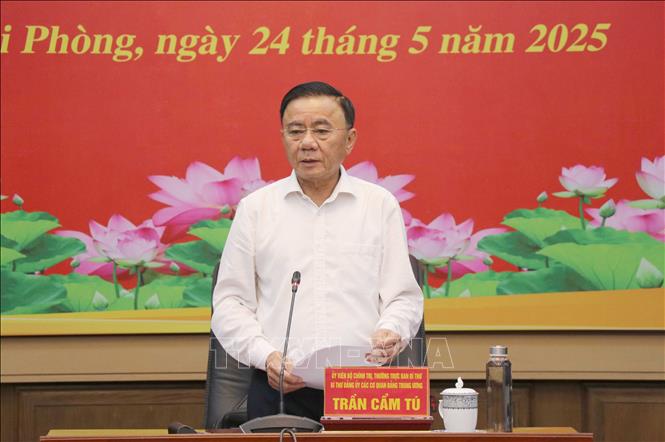 Đồng chí Trần Cẩm Tú, Ủy viên Bộ Chính trị, Thường trực Ban Bí thư phát biểu tại buổi làm việc với Ban Thường vụ Thành ủy Hải Phòng. Ảnh: Hoàng Ngọc - TTXVN