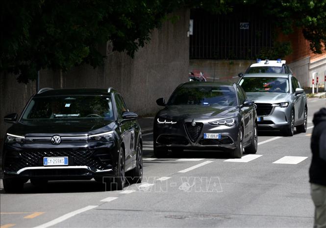 Đoàn xe của các phái đoàn tới vòng đàm phán thứ 5 giữa Iran với Mỹ tại sứ quán Oman ở Rome, Italy ngày 23/5/2025. Ảnh: REUTERS/TTXVN