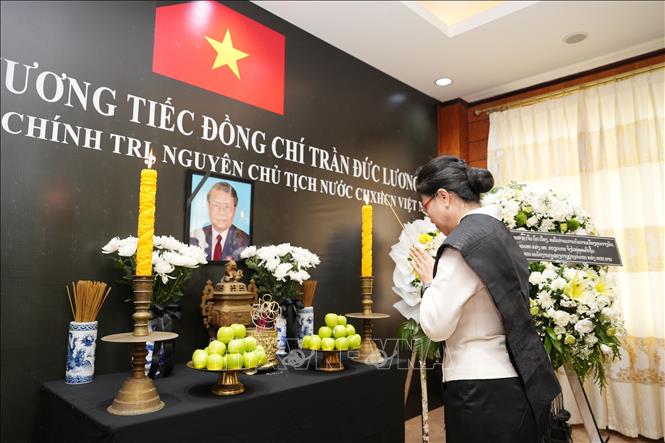 Bà Phongsamuth Anlavan, Thứ trưởng Bộ Ngoại giao Lào dâng hương tưởng niệm nguyên Chủ tịch nước Trần Đức Lương. Ảnh: Đỗ Bá Thành - PV TTXVN tại Lào