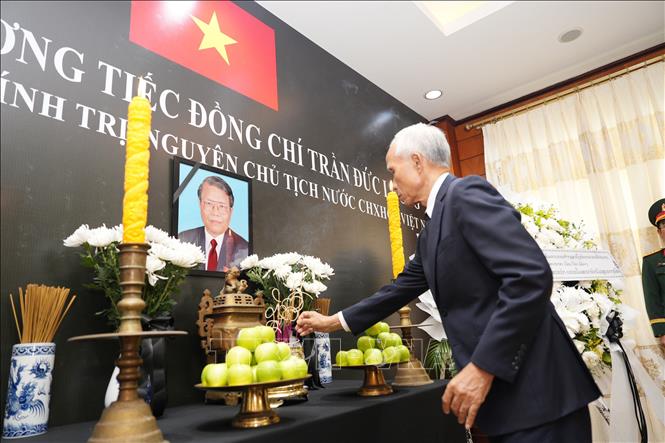 Ông Khamphanh Pheuyavong, Bí thư Trung ương Đảng, Trưởng ban Tuyên huấn Trung ương Đảng Nhân dân Cách mạng Lào dâng hương tưởng niệm nguyên Chủ tịch nước Trần Đức Lương. Ảnh: Đỗ Bá Thành - PV TTXVN tại Lào