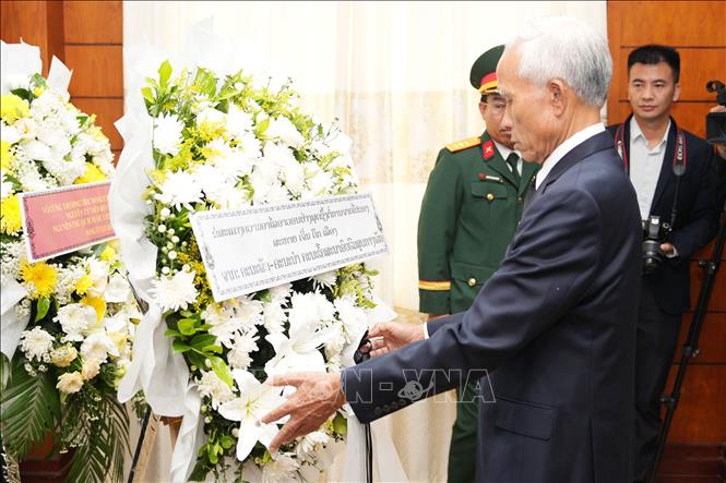  Ông Khamphanh Pheuyavong, Bí thư Trung ương Đảng, Trưởng ban Tuyên huấn Trung ương Đảng Nhân dân Cách mạng Lào dâng hoa tưởng niệm nguyên Chủ tịch nước Trần Đức Lương. Ảnh: Đỗ Bá Thành - PV TTXVN tại Lào