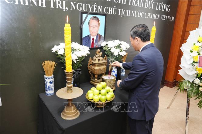 Đại sứ đặc mệnh toàn quyền Việt Nam tại Lào Nguyễn Minh Tâm dâng hương tưởng niệm nguyên Chủ tịch nước Trần Đức Lương. Ảnh: Đỗ Bá Thành - PV TTXVN tại Lào