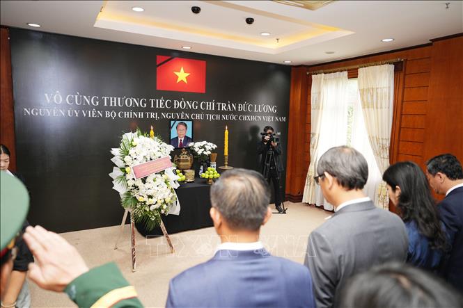 Đoàn đại biểu Đại sứ quán Việt Nam và các cơ quan bên cạnh ĐSQ viếng nguyên Chủ tịch nước Trần Đức Lương. Ảnh: Đỗ Bá Thành - PV TTXVN tại Lào