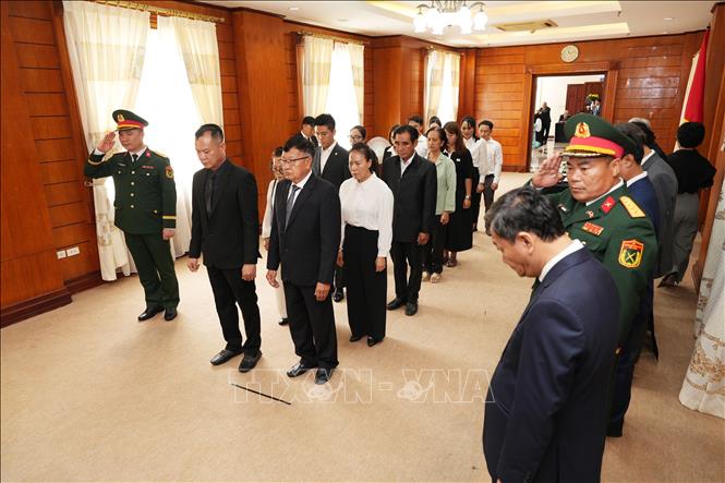 Đoàn đại biểu Hội người Việt Nam thủ đô Viêng Chăn vào viếng nguyên Chủ tịch nước Trần Đức Lương. Ảnh: Đỗ Bá Thành - PV TTXVN tại Lào