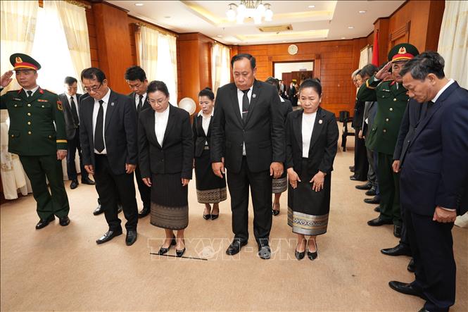 Đoàn đại biểu Tòa án nhân dân Tối cao Lào do bà Viengthong Siphandon, Bí thư Trung ương Đảng, Chánh án Tòa án Nhân dân Tối cao Lào làm trưởng đoàn vào viếng nguyên Chủ tịch nước Trần Đức Lương. Ảnh: Đỗ Bá Thành - PV TTXVN tại Lào