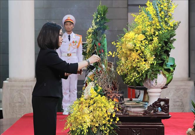 Phó Tổng Giám đốc Thông tấn xã Việt Nam Đoàn Thị Tuyết Nhung dẫn đầu vào viếng nguyên Chủ tịch nước Trần Đức Lương. Ảnh: TTXVN